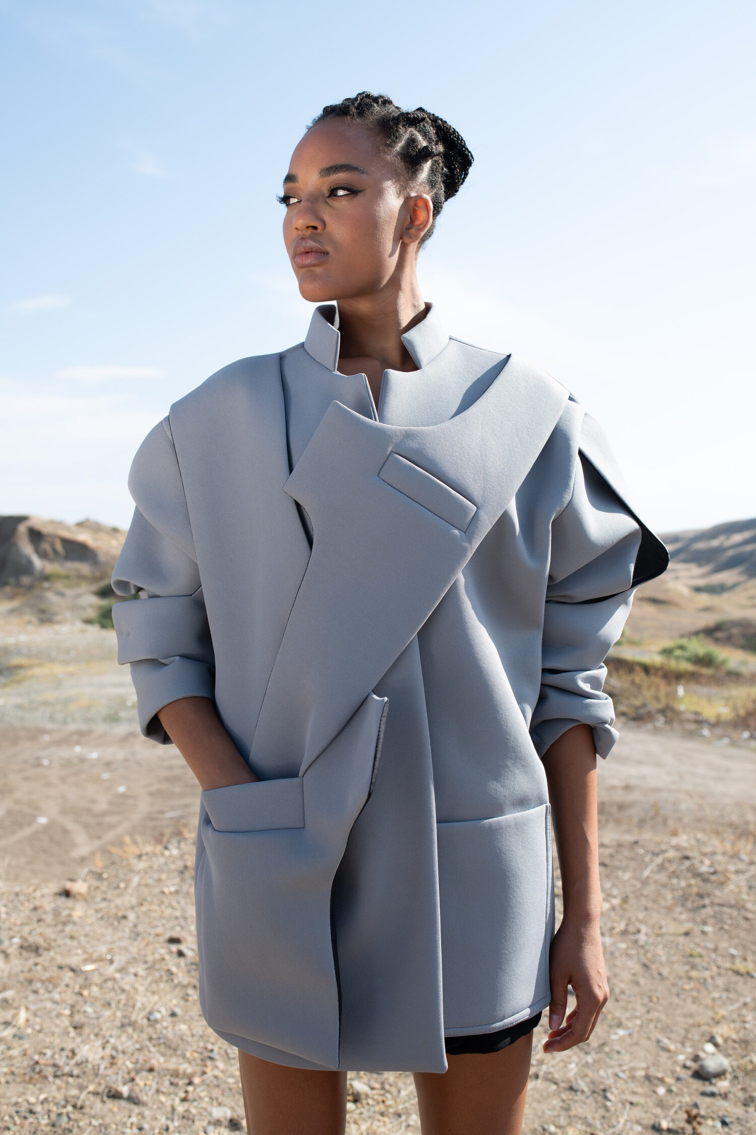 ნაცრისფერი პიჯაკი ასიმეტრიული ელემენტებით