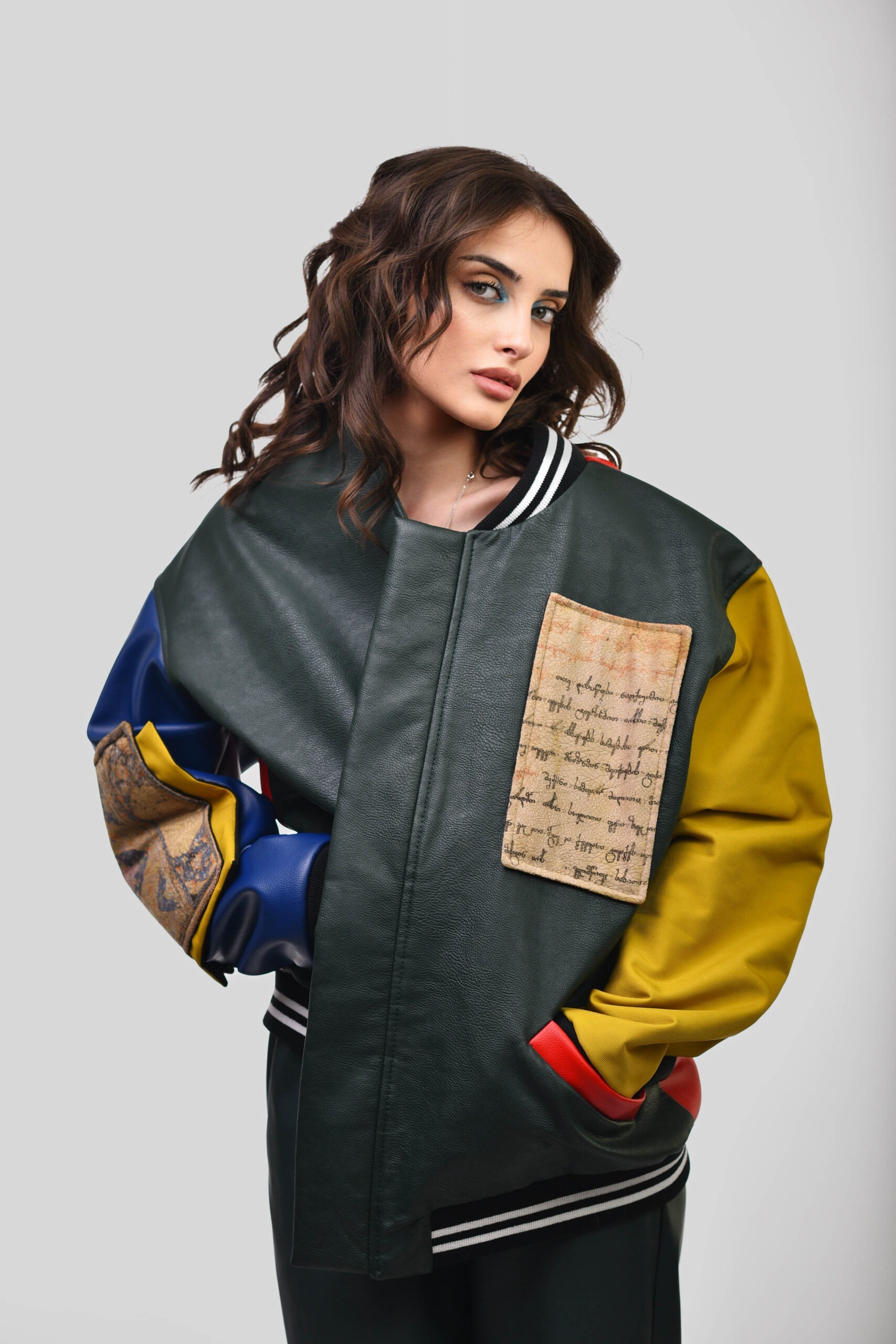 ბომბერი ქართული ორნამენტებით