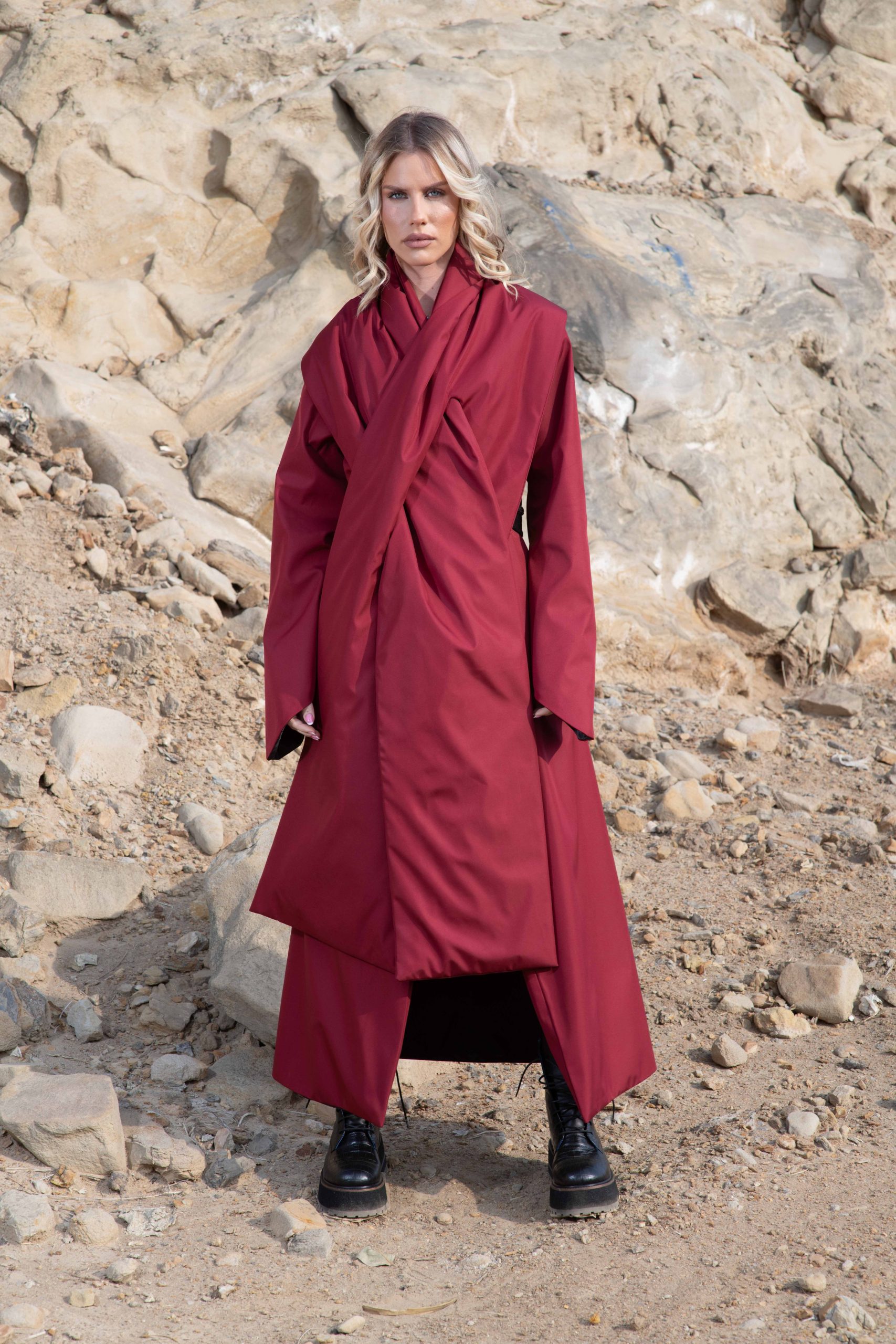 წითელი ქურთუკი შარფით